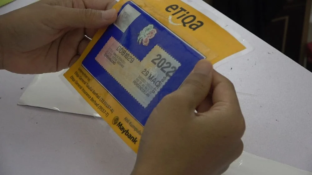 cara pasang roadtax kereta,cara pasang sticker roadtax,cara pasang roadtax holder