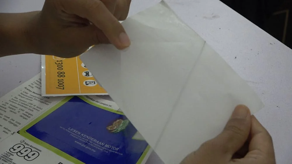 cara pasang roadtax kereta,cara pasang sticker roadtax,cara pasang roadtax holder