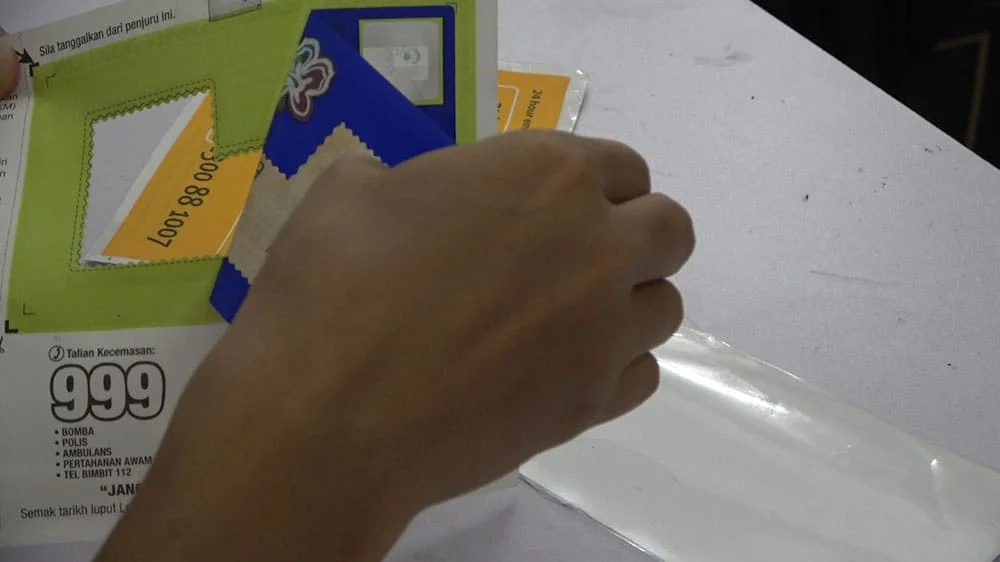 cara pasang roadtax kereta,cara pasang sticker roadtax,cara pasang roadtax holder