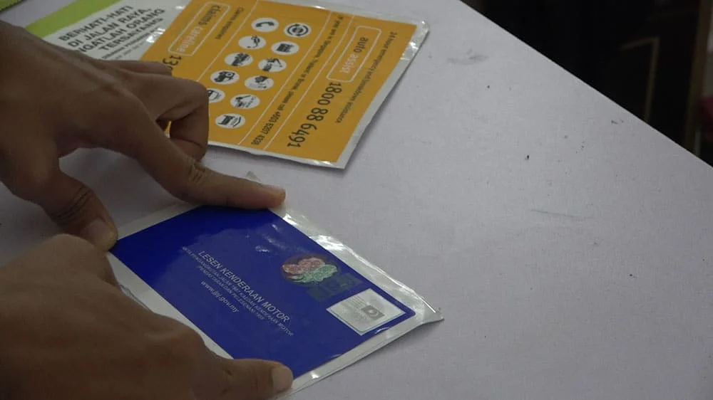 cara pasang roadtax kereta,cara pasang sticker roadtax,cara pasang roadtax holder