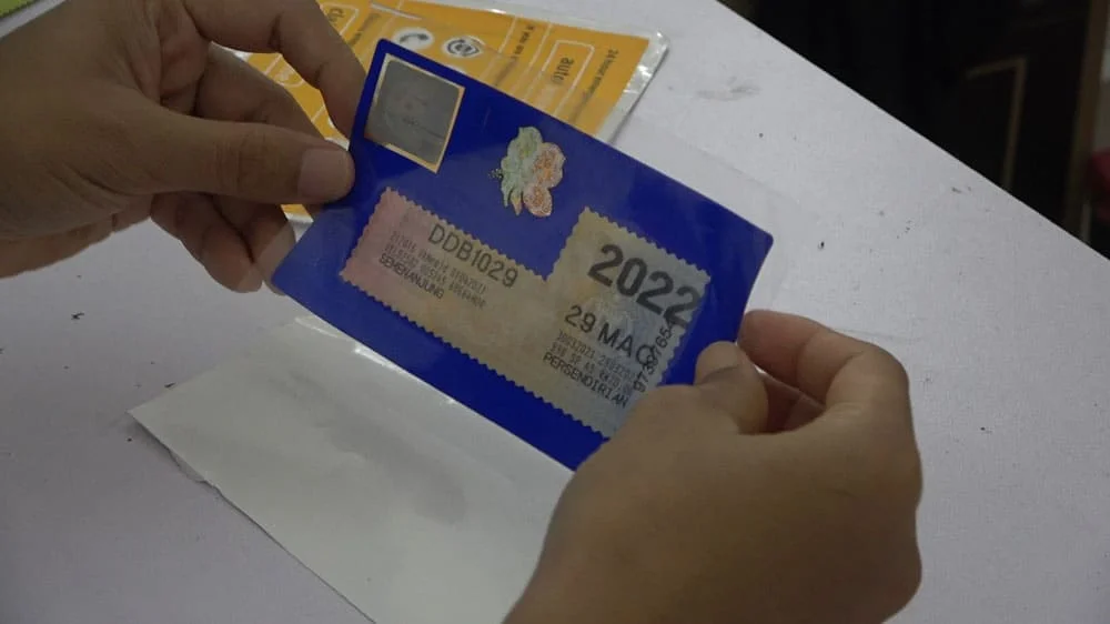 cara pasang roadtax kereta,cara pasang sticker roadtax,cara pasang roadtax holder