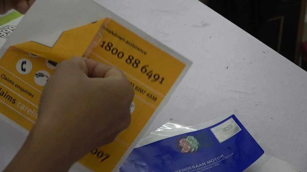 cara pasang roadtax kereta,cara pasang sticker roadtax,cara pasang roadtax holder