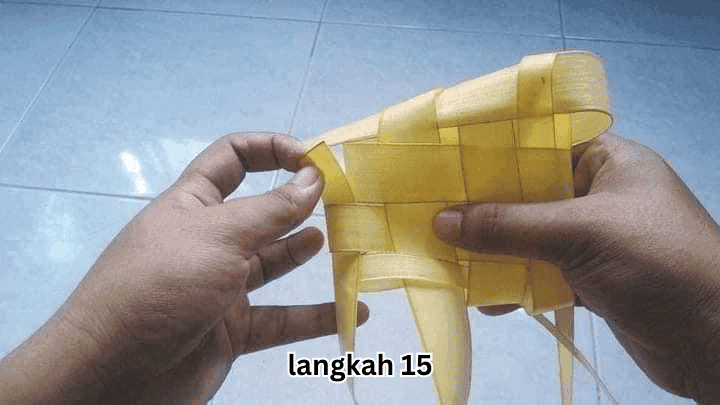 cara menganyam ketupat