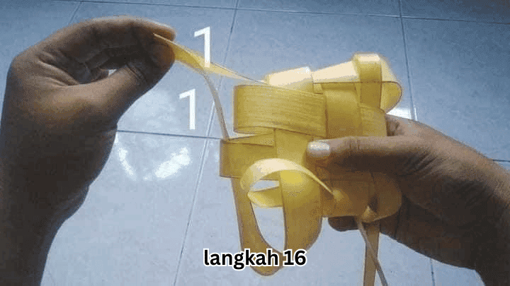 cara menganyam ketupat