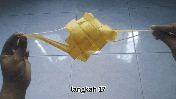 cara menganyam ketupat