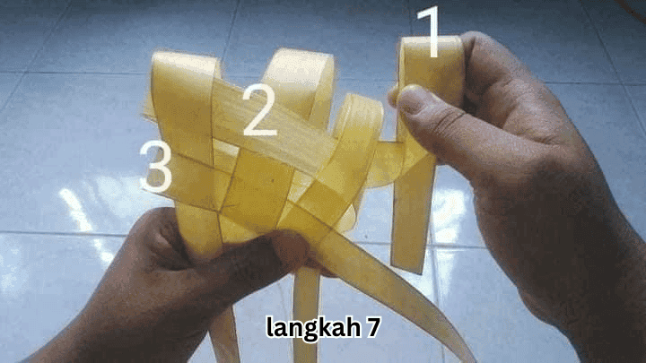 cara menganyam ketupat